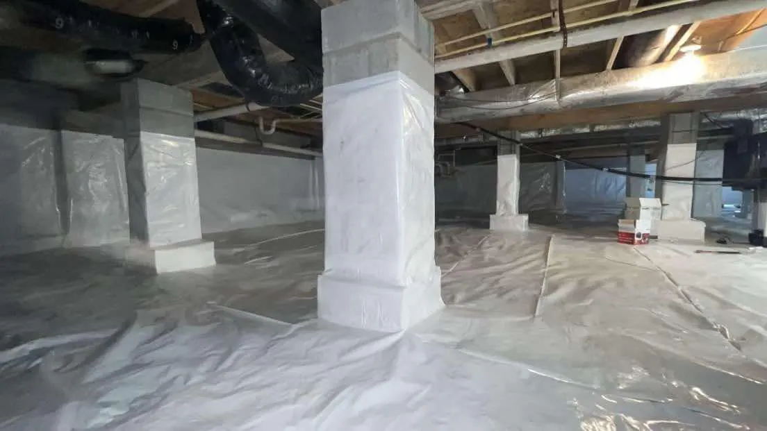 Encapsulated crawl space around foundation piers